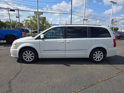 Used 2013 Chrysler Town & Country Touring FWD image 5