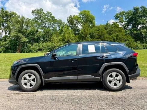 Used 2021 Toyota RAV4 XLE AWD/4WD image 2