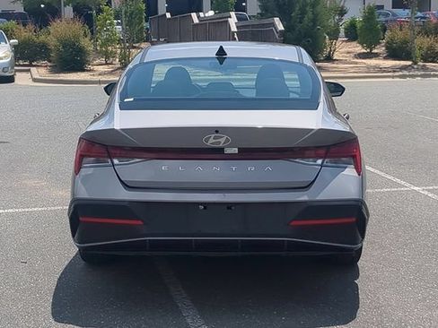 Used 2025 Hyundai Elantra SEL FWD image 5