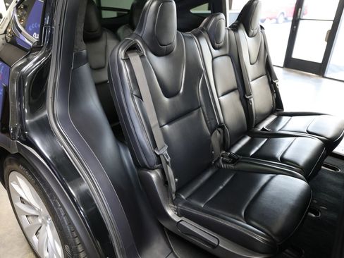Used 2018 Tesla Model X 75D image 39