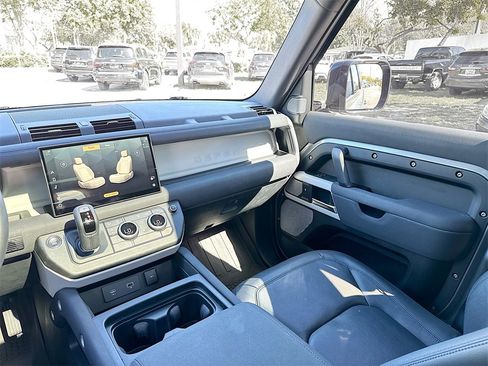 Used 2023 Land Rover Defender 130 SE image 26