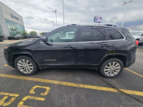 Used 2018 Jeep Cherokee Overland AWD/4WD image 5
