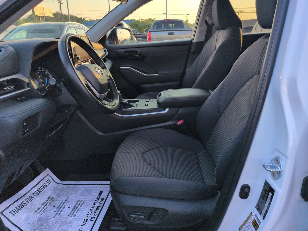 Used 2023 Toyota Highlander LE AWD/4WD image 9