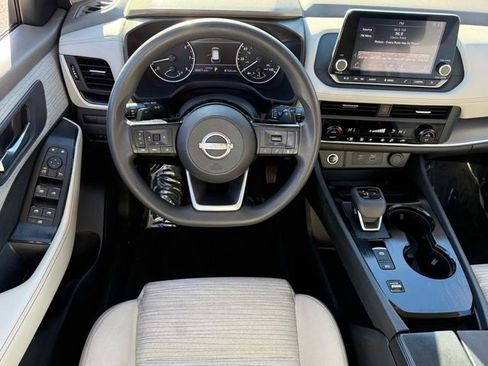 Used 2023 Nissan Rogue SV image 10