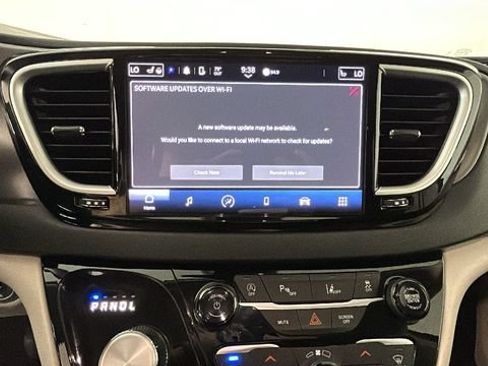 Used 2023 Chrysler Pacifica Touring-L FWD image 23