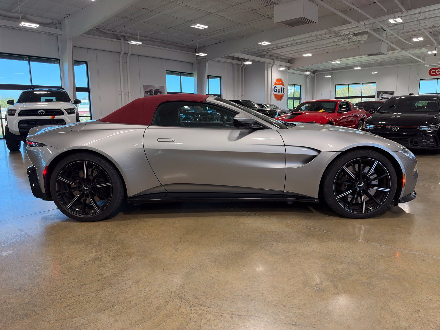 Used 2021 Aston Martin V8 Vantage Roadster RWD image 16