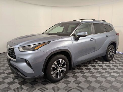 Used 2023 Toyota Highlander XLE AWD/4WD image 2
