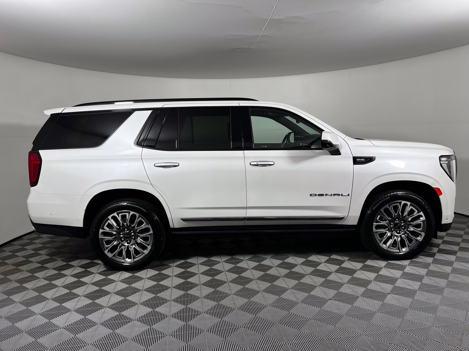 Used 2024 GMC Yukon Denali Ultimate AWD/4WD image 4