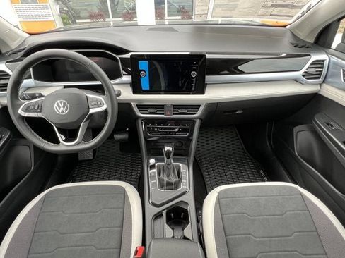 New 2025 Volkswagen Taos SE image 18