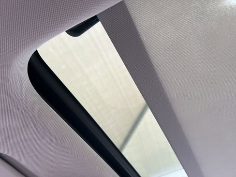 Used 2021 Volkswagen Tiguan SE w/ Panoramic Sunroof Package image 24