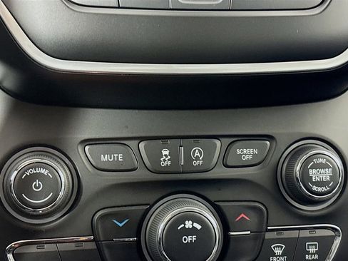 Used 2020 Jeep Cherokee Latitude Plus image 35