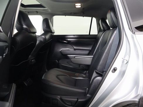 Used 2021 Toyota Highlander XLE FWD image 11