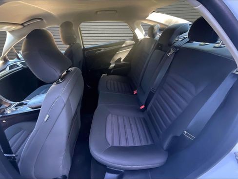 Used 2018 Ford Fusion SE FWD image 21