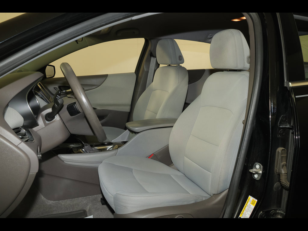 Used 2017 Chevrolet Malibu LT FWD image 11