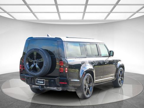 Used 2025 Land Rover Defender 130 X-Dynamic SE image 4