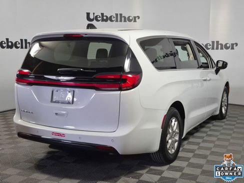 Used 2024 Chrysler Pacifica Touring-L image 7