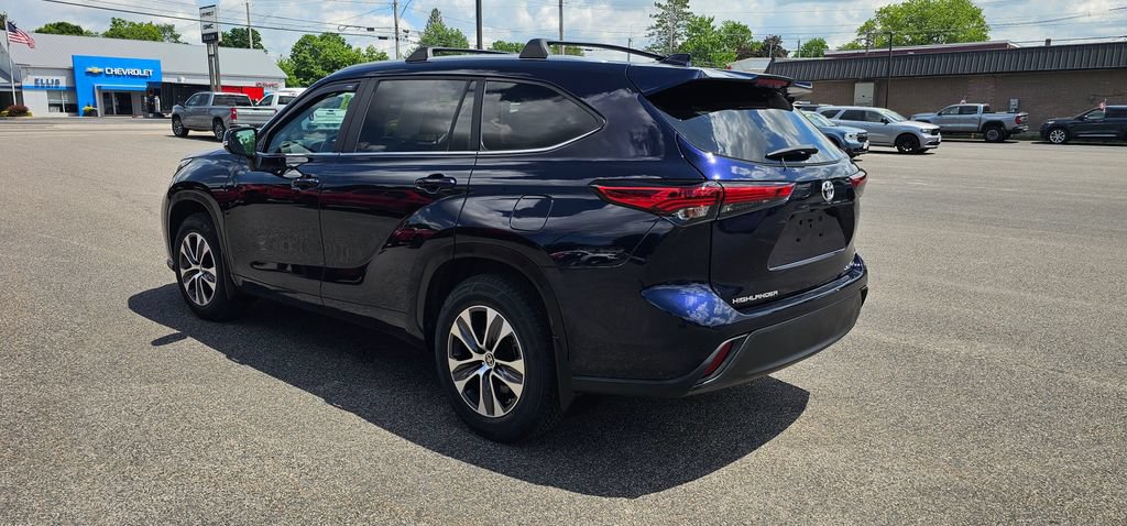 Used 2023 Toyota Highlander XLE AWD/4WD image 6