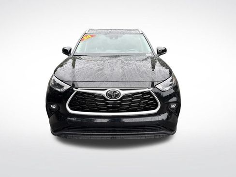 Used 2024 Toyota Highlander XLE FWD image 2