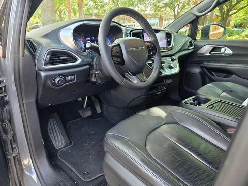 Used 2022 Chrysler Pacifica Touring-L w/ S Appearance Package FWD image 11