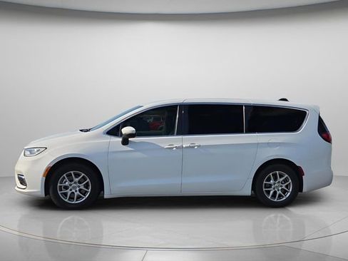 Used 2023 Chrysler Pacifica Touring-L FWD image 3