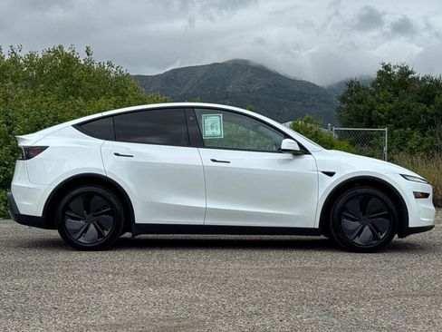 Used 2026 Tesla Model Y 2WD image 3