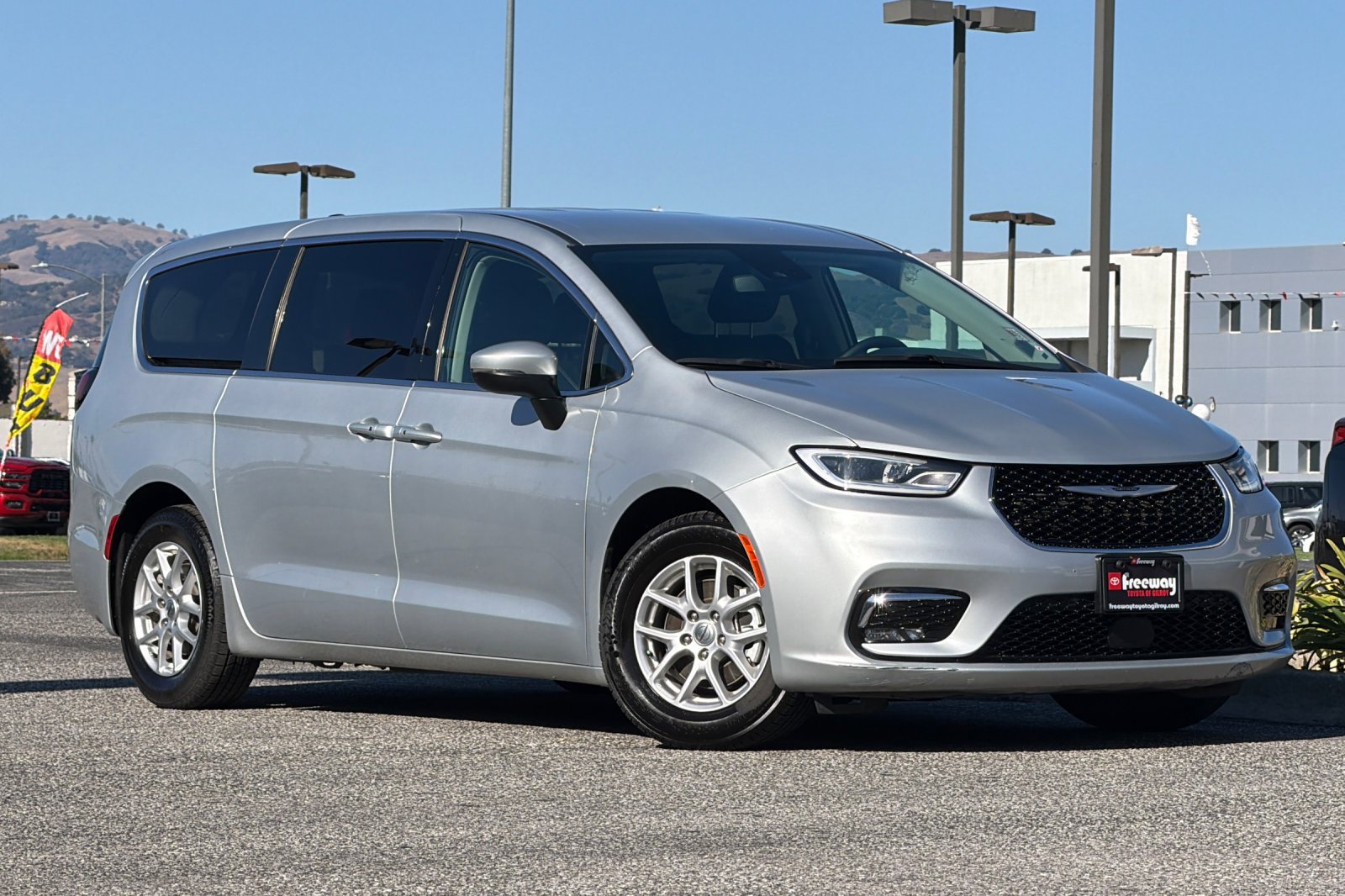 Used 2023 Chrysler Pacifica Touring-L FWD image 2