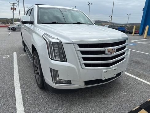 Used 2016 Cadillac Escalade ESV Luxury AWD/4WD image 3