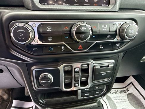 Used 2023 Jeep Wrangler Unlimited Sahara image 17