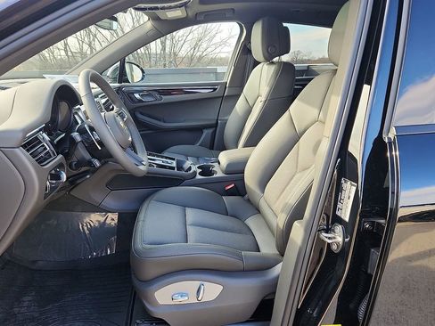 New 2026 Porsche Macan image 5