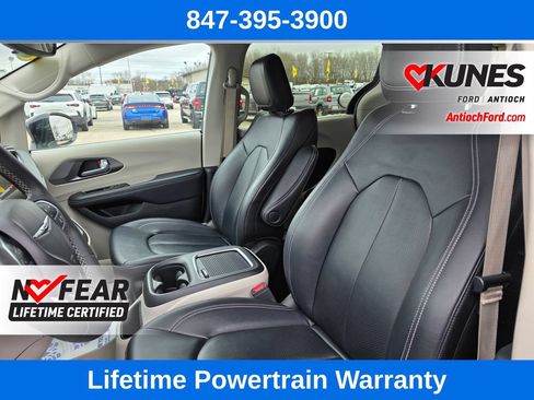 Used 2024 Chrysler Pacifica Touring-L FWD image 16
