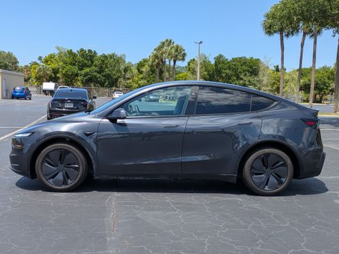 Used 2026 Tesla Model Y Long Range RWD image 3