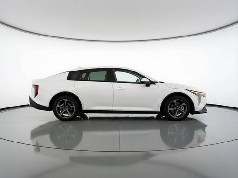 Used 2025 Kia K4 LXS image 11