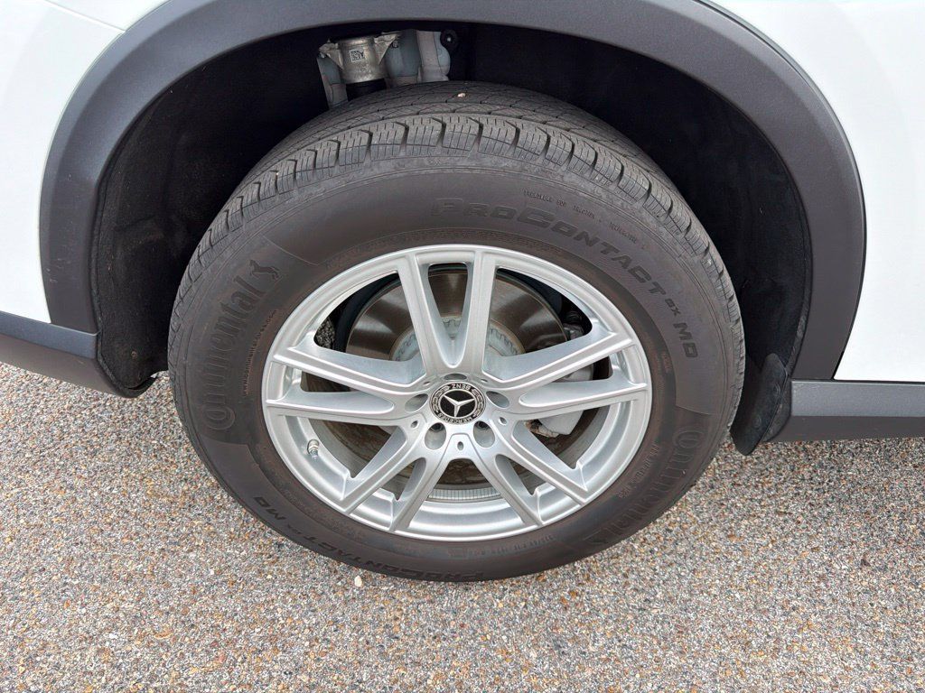 Used 2025 Mercedes-Benz GLC 300 image 13