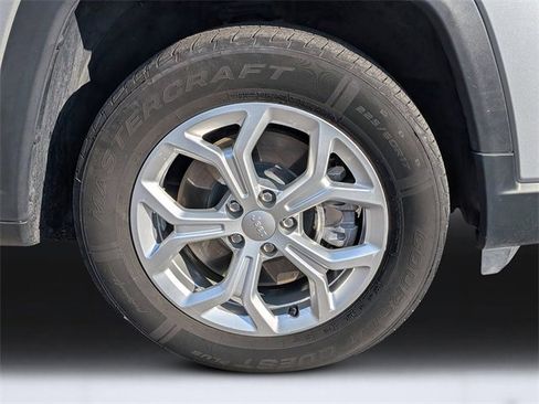 Used 2024 Jeep Compass Latitude image 10