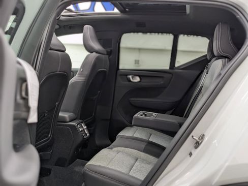 Used 2024 Volvo XC40 B5 Core image 11