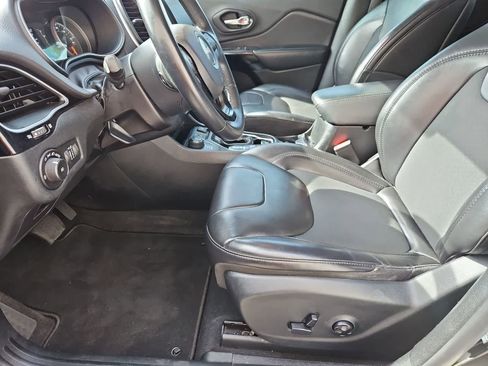 Used 2019 Jeep Cherokee Latitude Plus AWD/4WD image 16