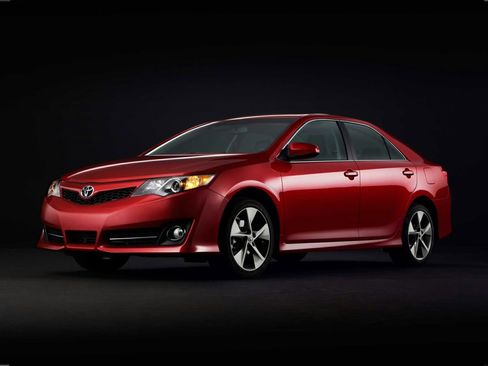 Used 2012 Toyota Camry SE FWD image 1