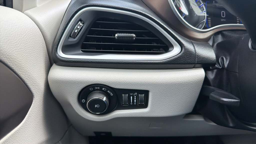Used 2018 Chrysler Pacifica Touring-L FWD image 22