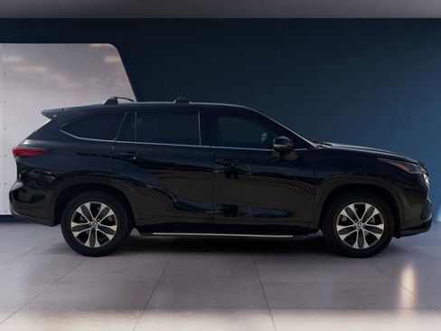 Used 2021 Toyota Highlander XLE image 6