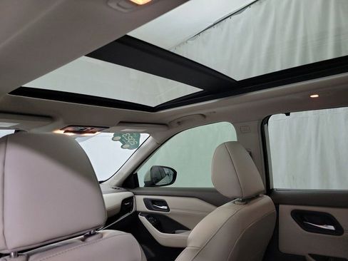 Used 2023 Nissan Rogue SL w/ SL Premium Package image 11