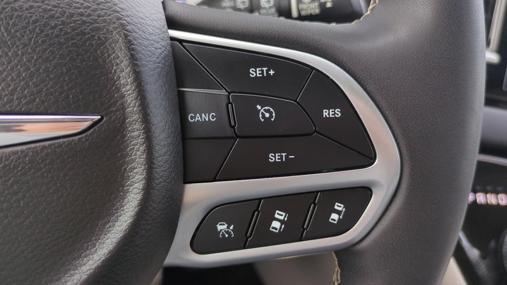 Used 2024 Chrysler Pacifica Touring-L FWD image 19