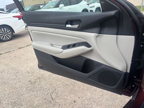 Used 2025 Nissan Altima 2.5 SV FWD image 18