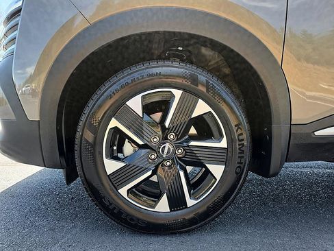 Used 2025 Nissan Kicks SV AWD/4WD image 8
