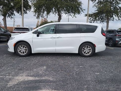 Used 2024 Chrysler Pacifica Touring-L image 3