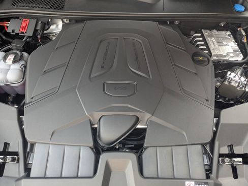 Used 2025 Porsche Cayenne Coupe image 29