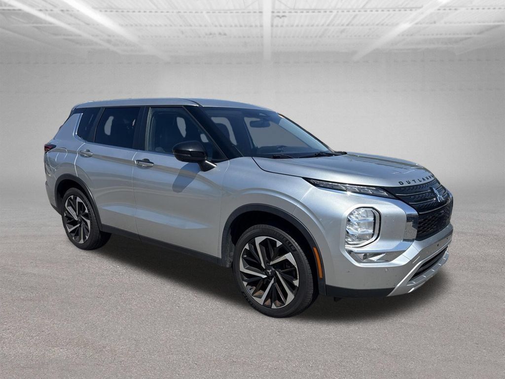 Used 2022 Mitsubishi Outlander SE FWD image 2