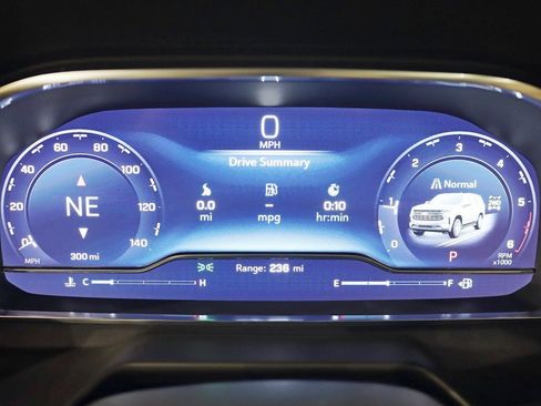 Used 2024 Chevrolet Suburban Premier w/ Premium Package image 18