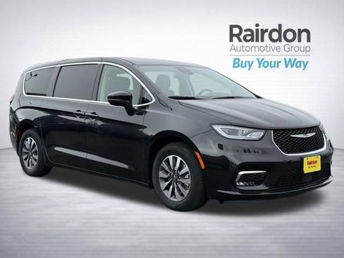 Used 2023 Chrysler Pacifica Touring-L image 1