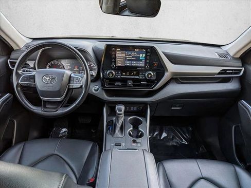 Used 2022 Toyota Highlander XLE image 17