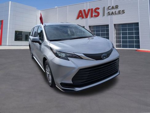 Used 2025 Toyota Sienna LE image 3